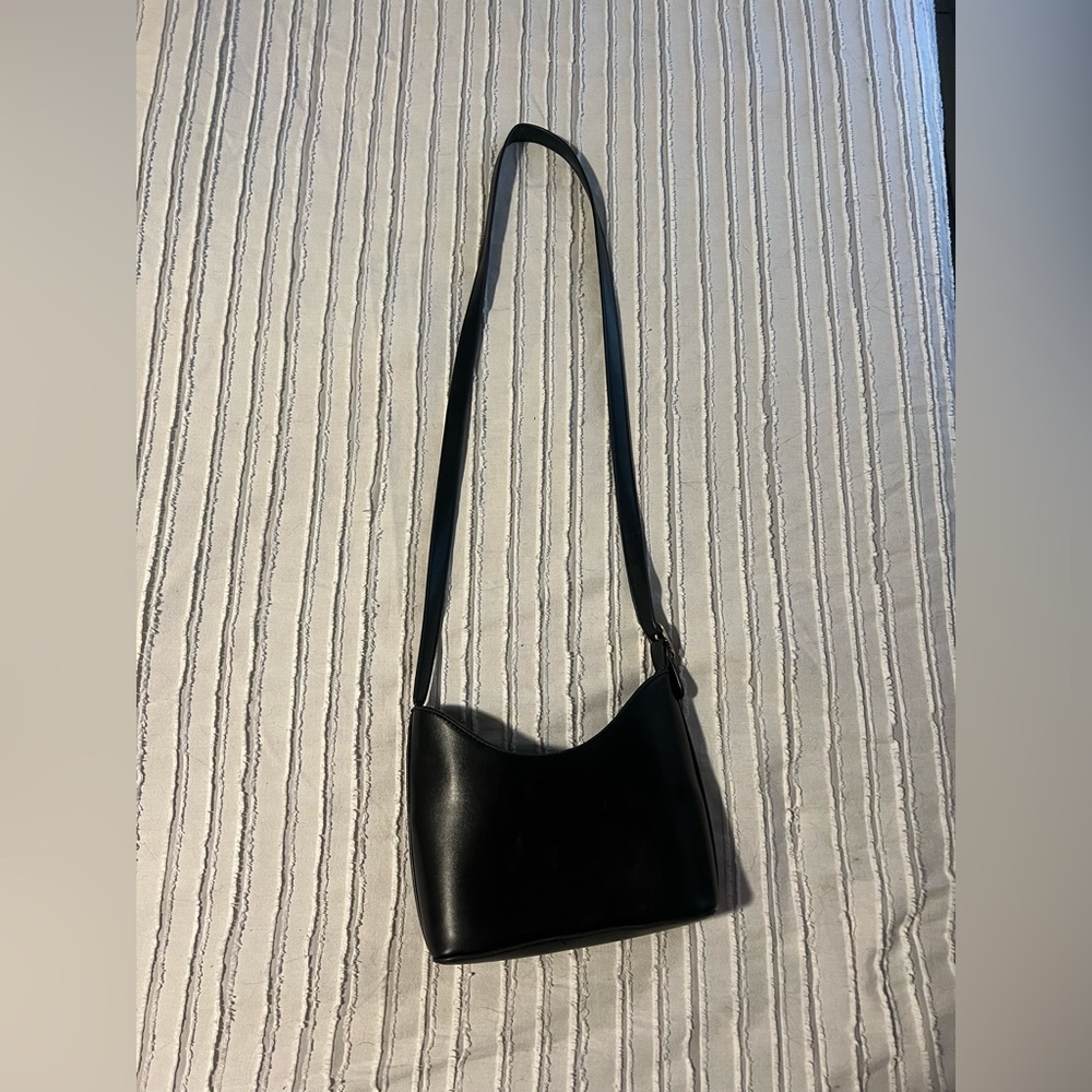 90’s black faux leather shoulder bag!